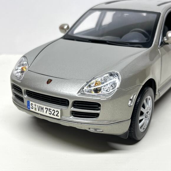 Maisto Porsche Cayenne 1/18 Scale Diecast Model in Silver - Picture 2 of 9